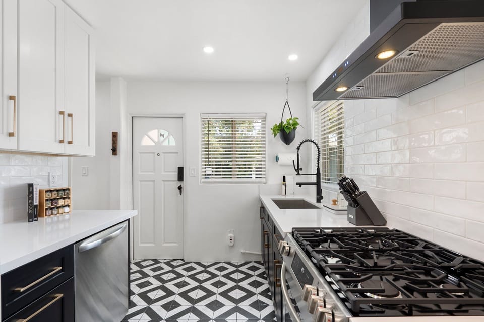 "The kitchen was well-stocked with everything we needed, including a water filter, K-cups, and big ice cubes. Jackie also provided thoughtful touches like coffee biscuits, and Trader Joe's cookies.. The wifi connection was fast and reliable."