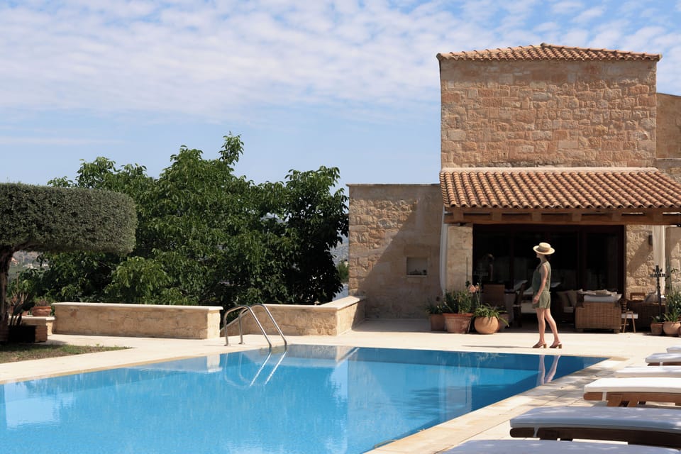 Stimulating pool surroundings. 