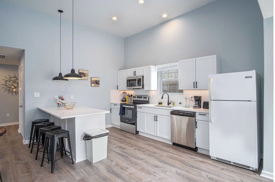 House (3 Bedrooms) | Private kitchen | Microwave, oven