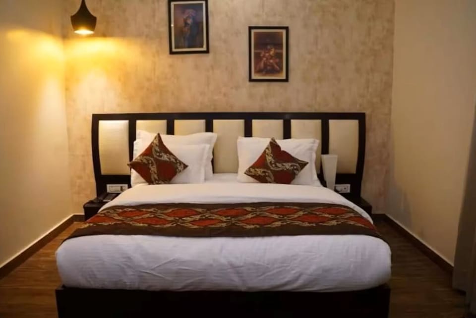 Premium bedding, down comforters, desk, free WiFi
