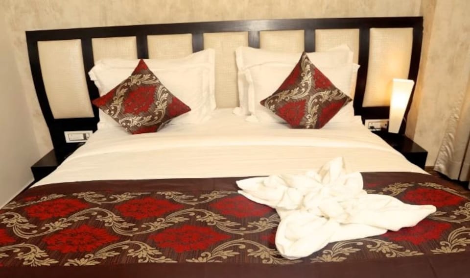 Premium bedding, down comforters, desk, free WiFi
