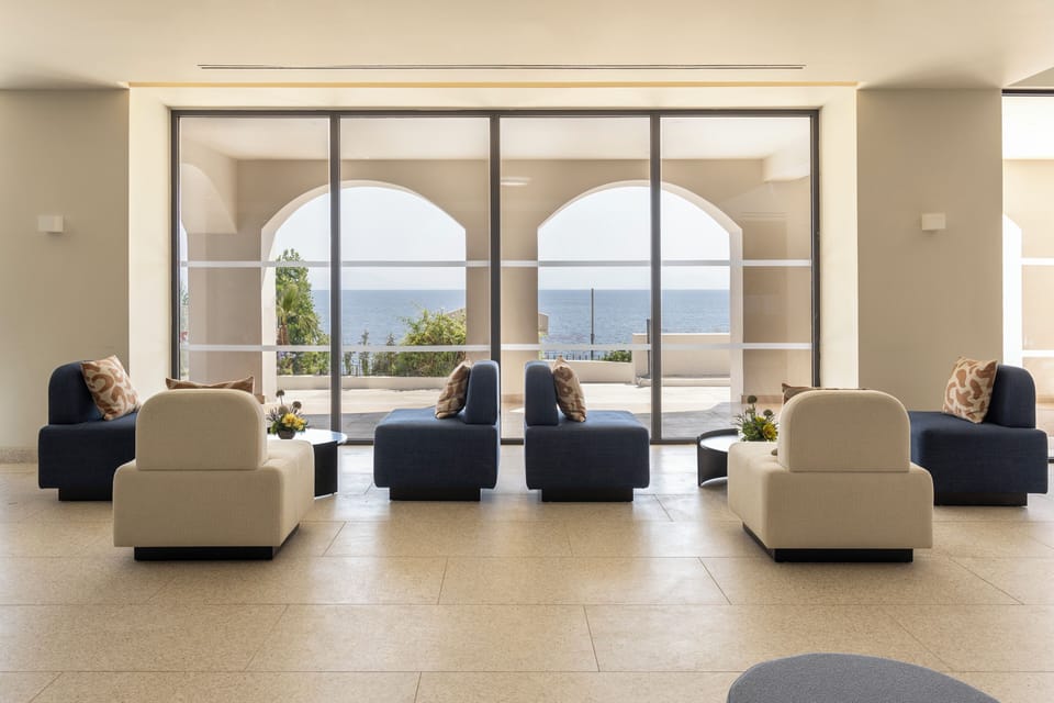5 bars/lounges, poolside bar