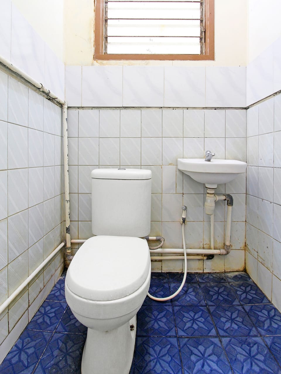 Standard Double Room | Bathroom | Combined shower/tub, towels