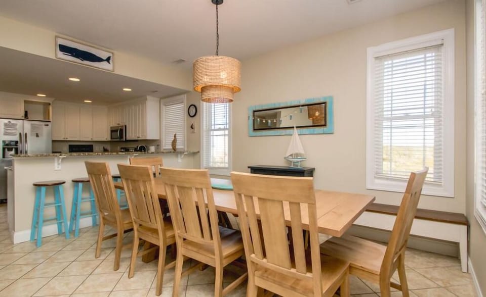 Dining Area w Chair and Bench Seating
