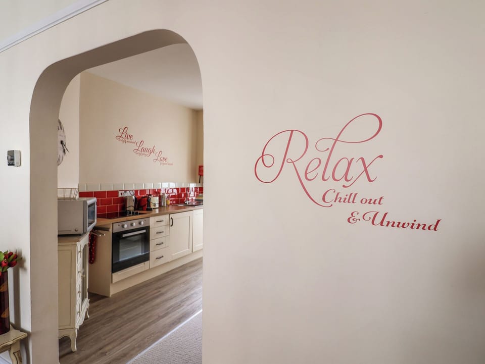 Cottage | Private kitchen | Fridge, electric kettle, toaster, cookware/dishes/utensils