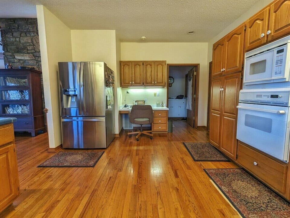 Fully Equipped Kitchen with Bar Sitting