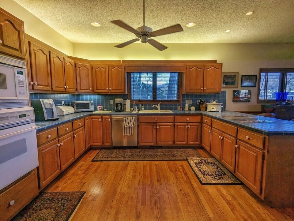 Fully Equipped Kitchen with Bar Sitting