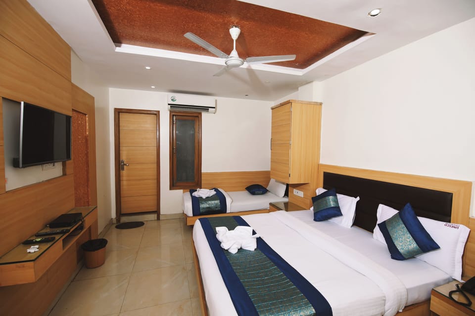 Family Room | Premium bedding, desk, free WiFi, bed sheets
