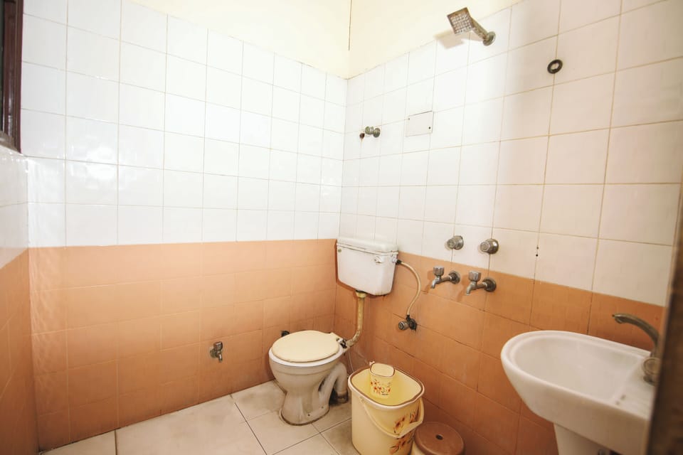 Shower, rainfall showerhead, free toiletries, bathrobes