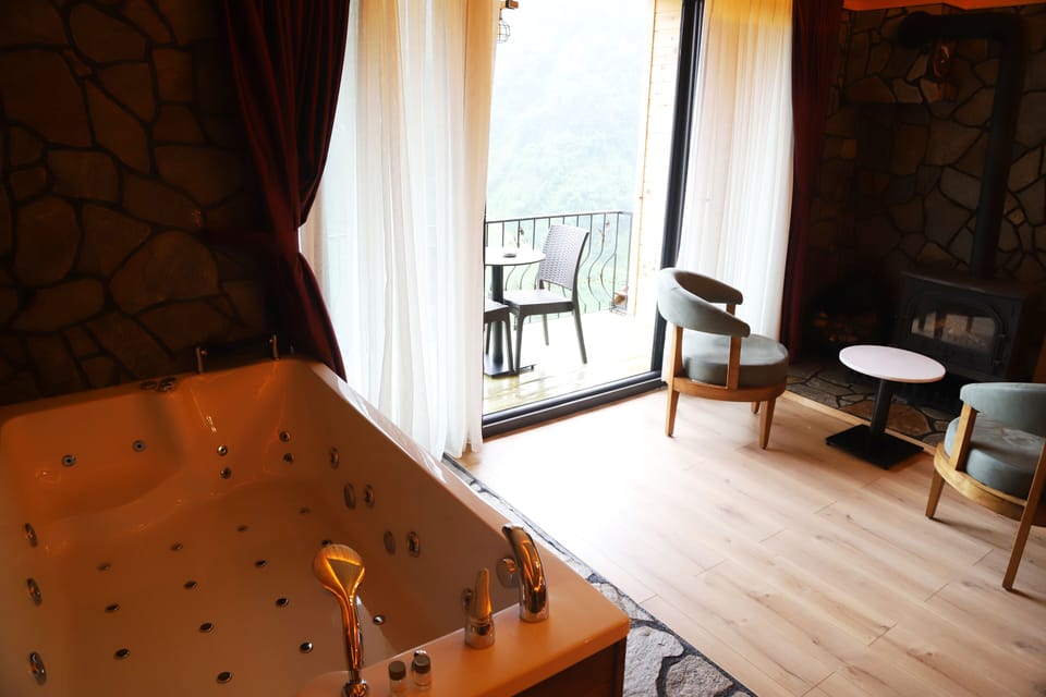 Deluxe Suite, 1 Double Bed, Jetted Tub, River View | Premium bedding, minibar, desk, soundproofing