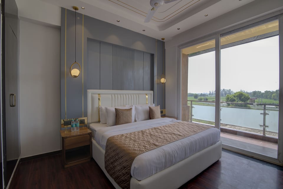 Suite Room with bathtub | Rollaway beds, free WiFi, bed sheets, wheelchair access