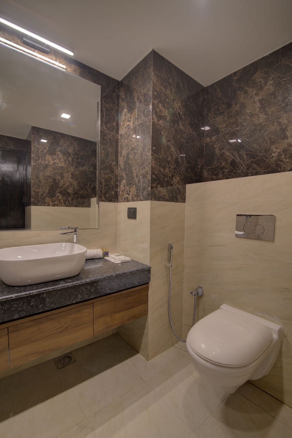 Suite Room with bathtub | Bathroom | Shower, designer toiletries, slippers, towels