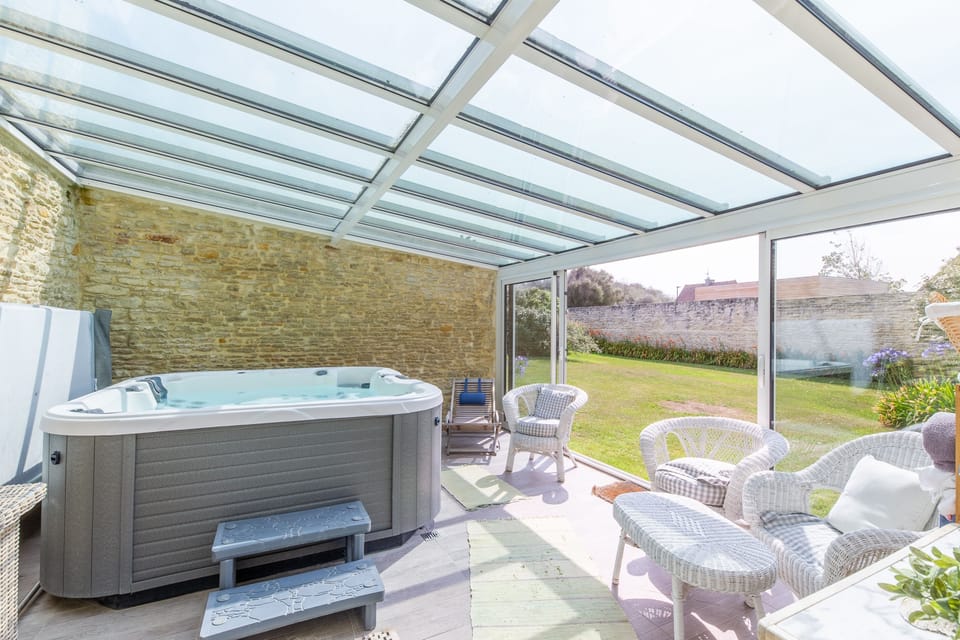 Indoor spa tub