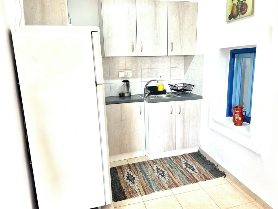 Apartment | Private kitchen | Full-size fridge, oven, electric kettle, toaster
