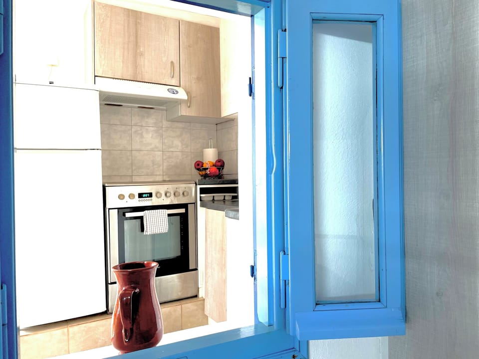 Apartment | Private kitchen | Full-size fridge, oven, electric kettle, toaster