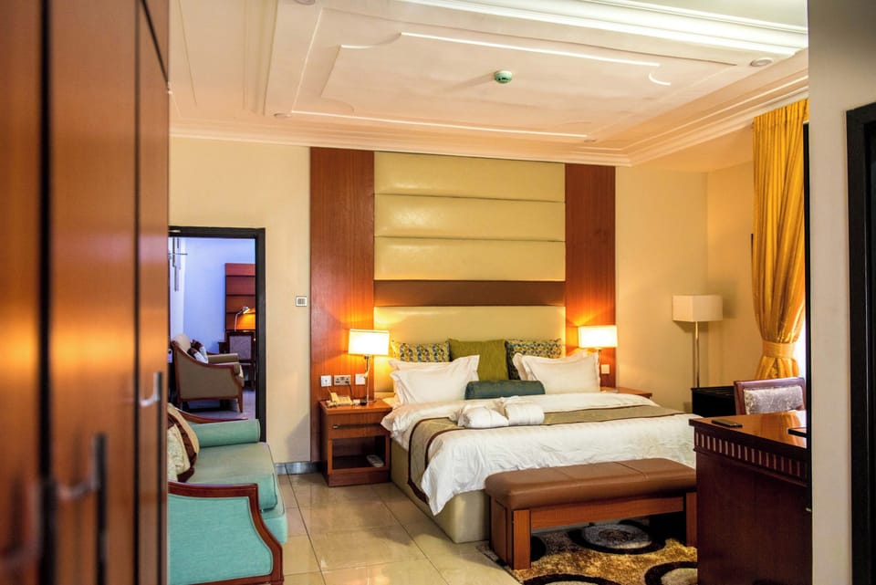 Exclusive Suite | In-room safe, individually decorated, individually furnished, desk