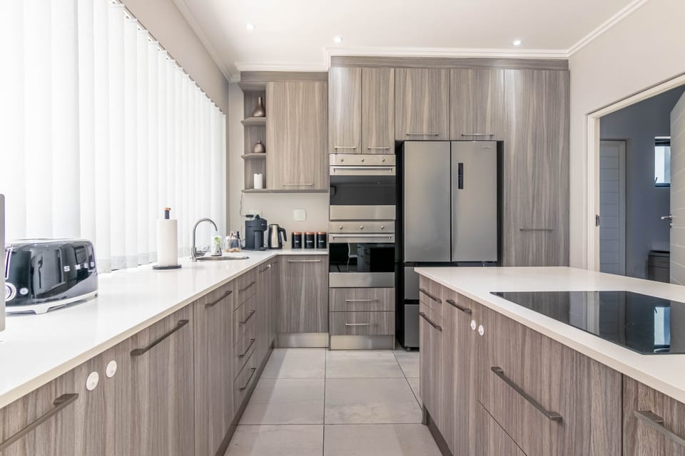 Executive Duplex | Shared kitchen | Full-size fridge, microwave, oven, stovetop