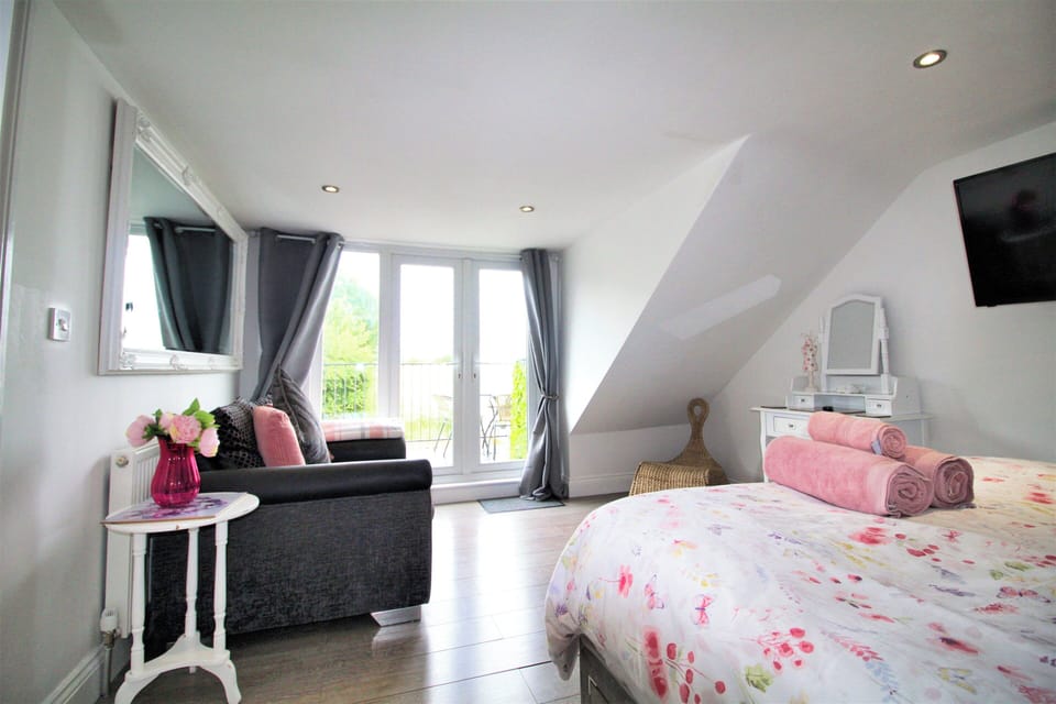 3 Bedrooms - 2 Bath Rooms - Dog Friendly - Parking Cottage in England