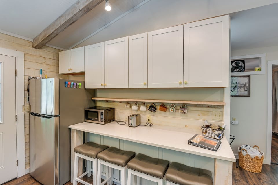 Dining Area | Breakfast Bar | Dishware/Flatware