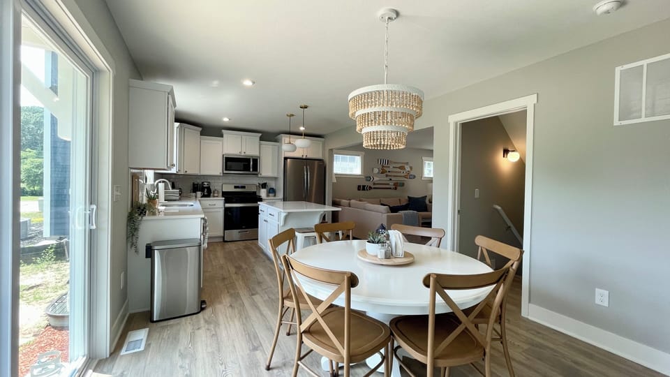 Dining area connected to the open concept kitchen. 