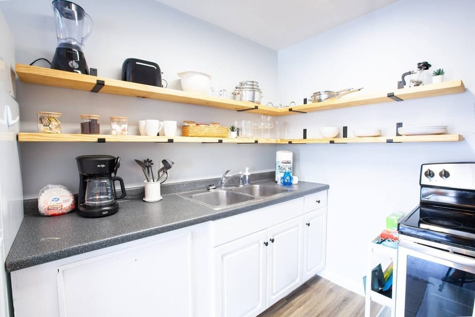 Well stocked kitchen (coffee pot, french press, toaster, blender, pots/pans, dinnerware, utensils, cooking sheets, & more)