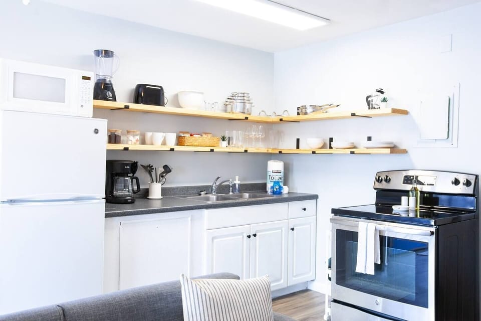 Well stocked kitchen (coffee pot, french press, toaster, blender, pots/pans, dinnerware, utensils, cooking sheets, & more)