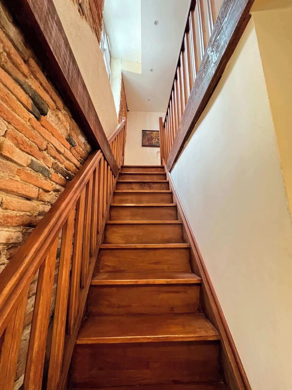 Escalier en bois menant au niveau inférieur du duplex