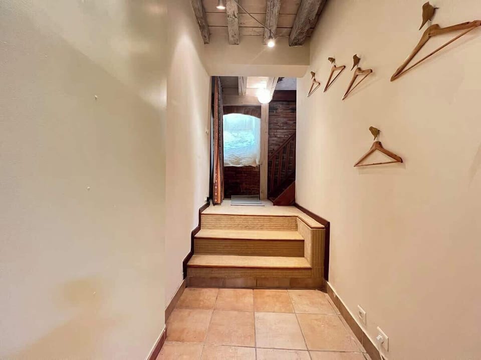 Escalier menant au niveau inférieur avec déco murale