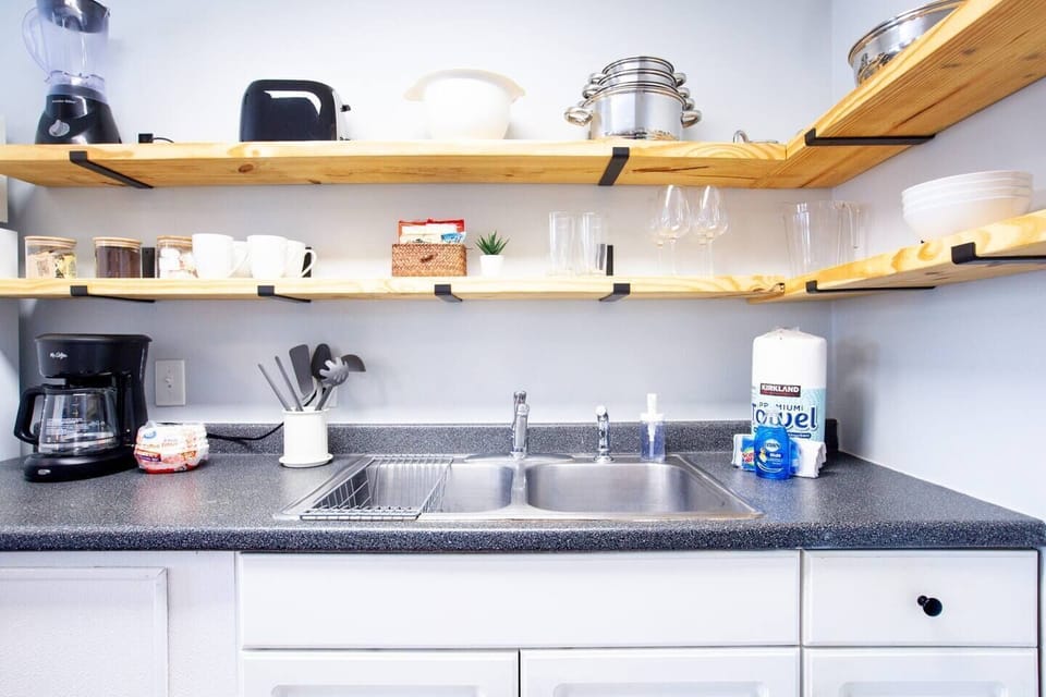 Fully equipped kitchen (coffee pot, french press, toaster, blender, pots/pans, dinnerware, utensils, cooking sheets, & more)