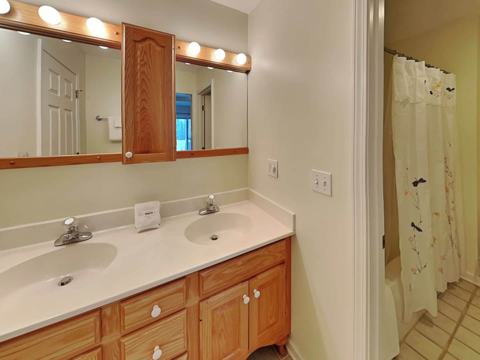Butterfly Retreat by Taylor Made Deep Creek Cottage in Deep Creek Lake