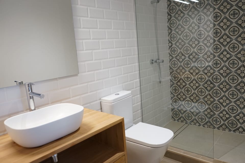 Standard Double Room, 1 Queen Bed | Bathroom | Shower, hair dryer, towels, soap