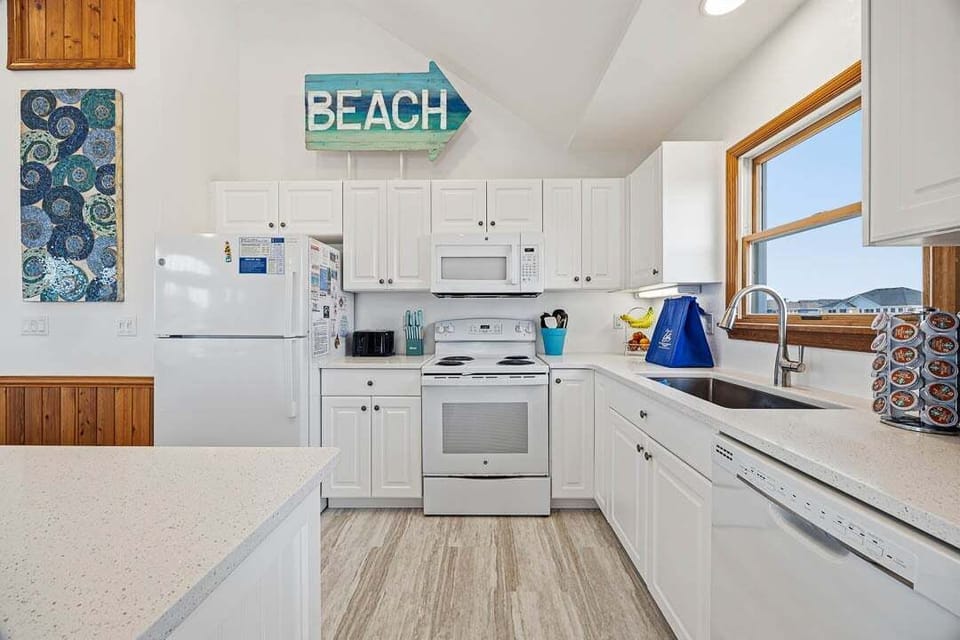 Top-Level Kitchen with Bar (seats 4)