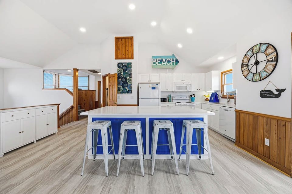 Top-Level Kitchen with Bar (seats 4)