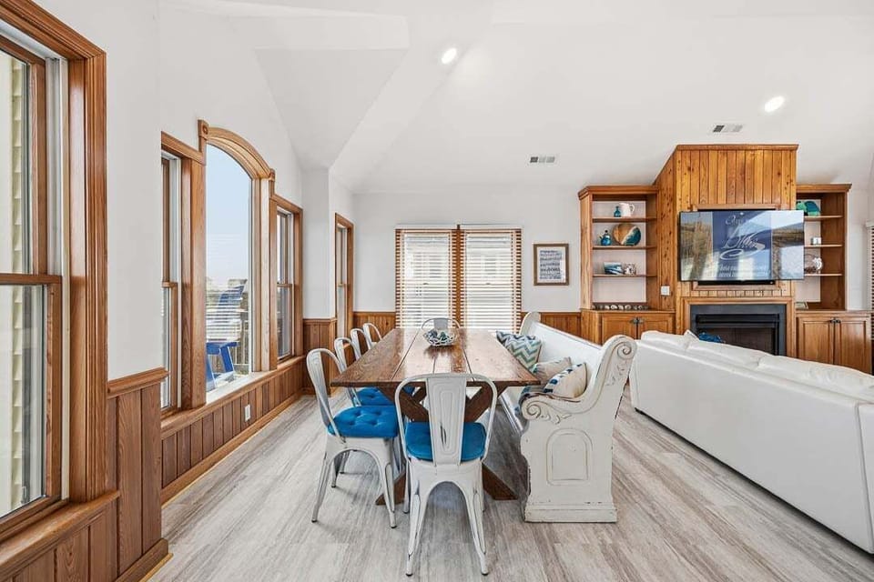 Top-Level Dining Room with Table (seats 10)