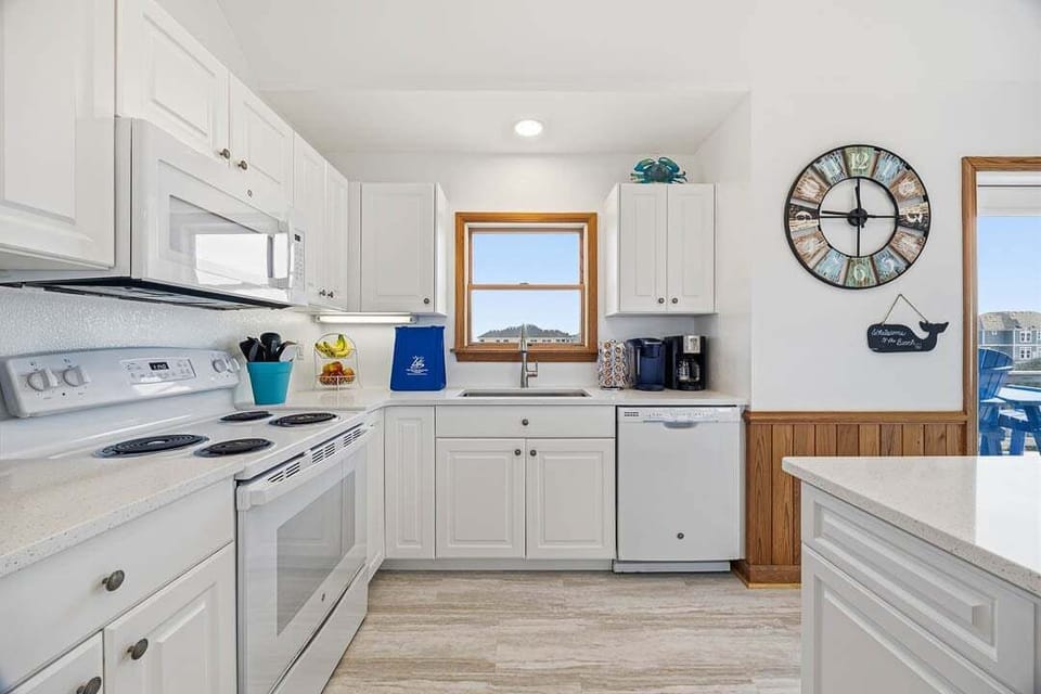 Top-Level Kitchen with Bar (seats 4)