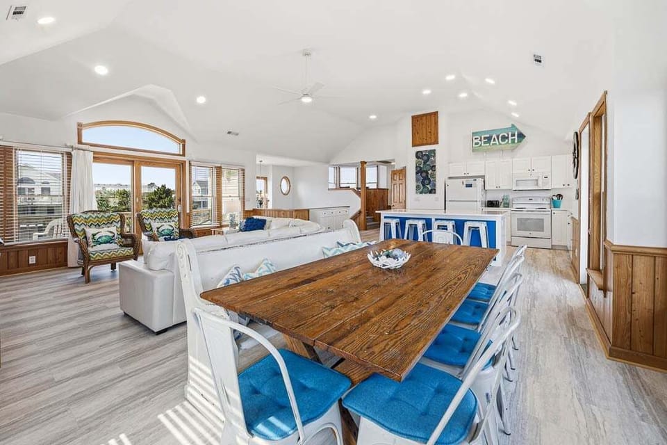 Top-Level Dining Room with Table (seats 10)