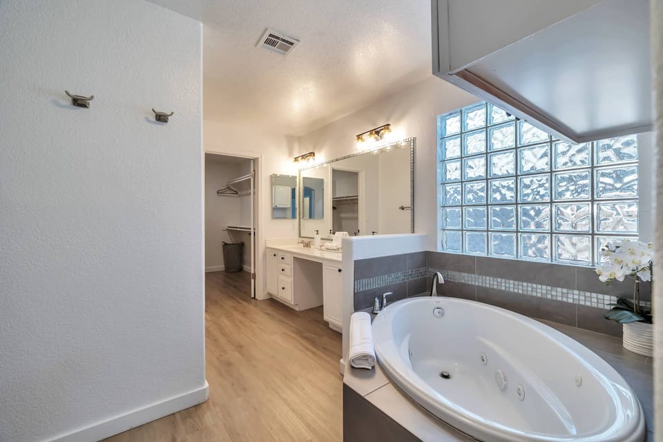 Nice size master bathroom w/ garden tub (jets not operable)