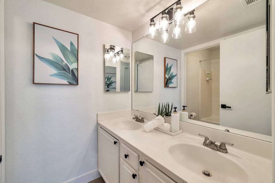Guest bathroom (Upstairs) double sinks & tub/shower combo