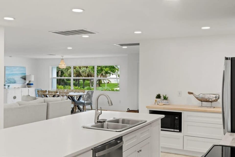 Kitchen island facing cut-de-sac