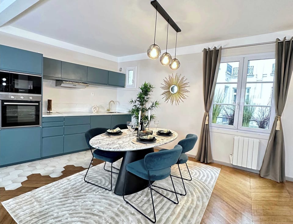Dining space & kitchen overview