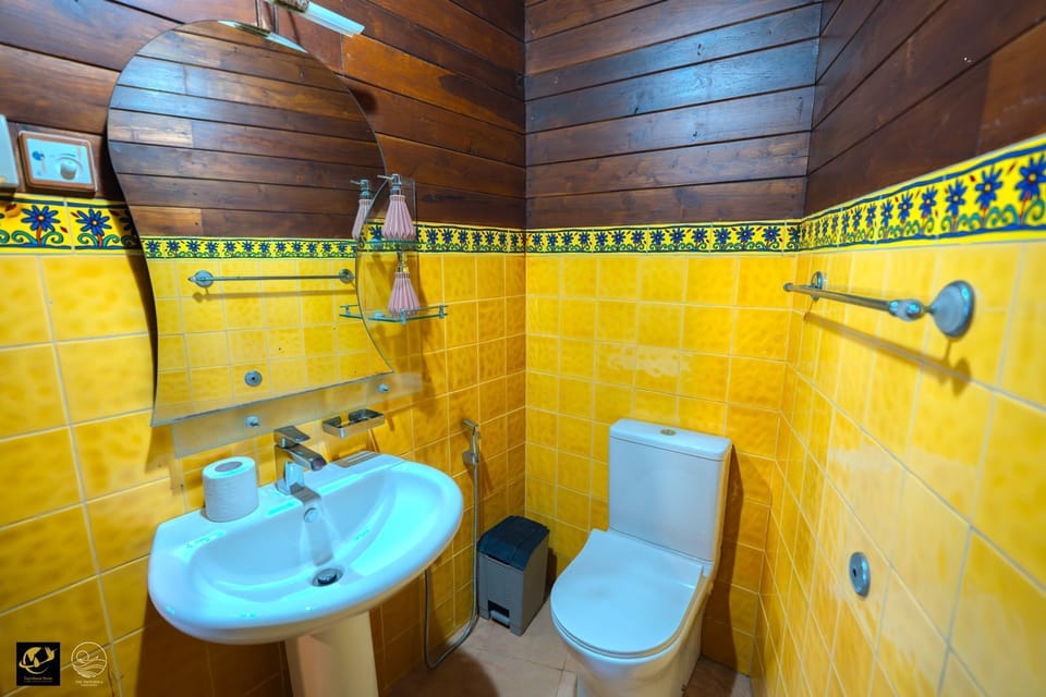 Deluxe Room | Bathroom | Bidet, towels