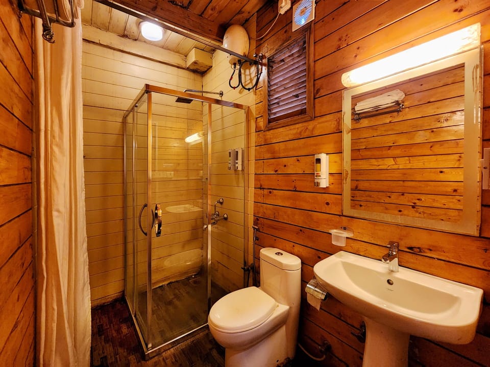 Deluxe Swiss Cottage | Bathroom | Shower, free toiletries, hair dryer, towels