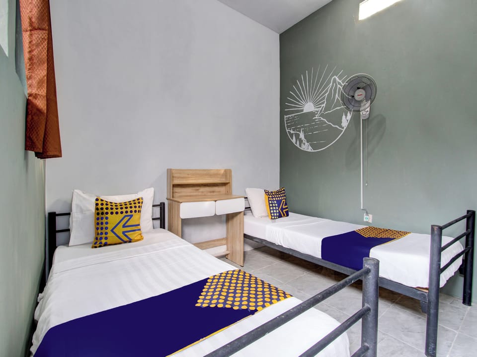 Basic Twin Room | Desk, laptop workspace, free WiFi, bed sheets