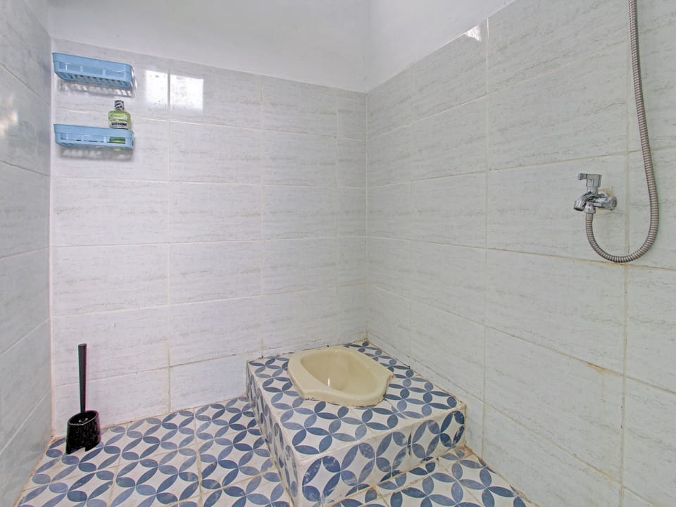Basic Twin Room | Bathroom | Shower, towels