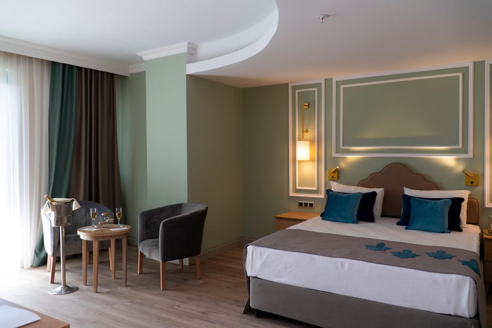 Free minibar, WiFi, bed sheets