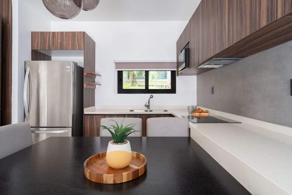 Stylish living area w/ dining for 6 & modern finishes