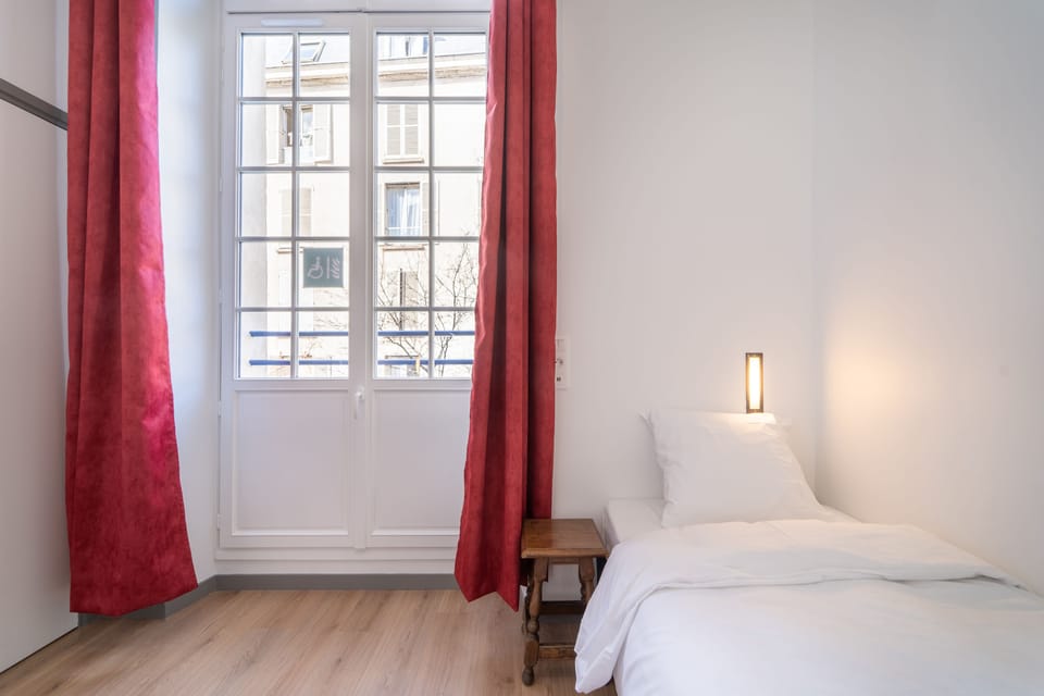 Single Room, shared toilets | Desk, bed sheets