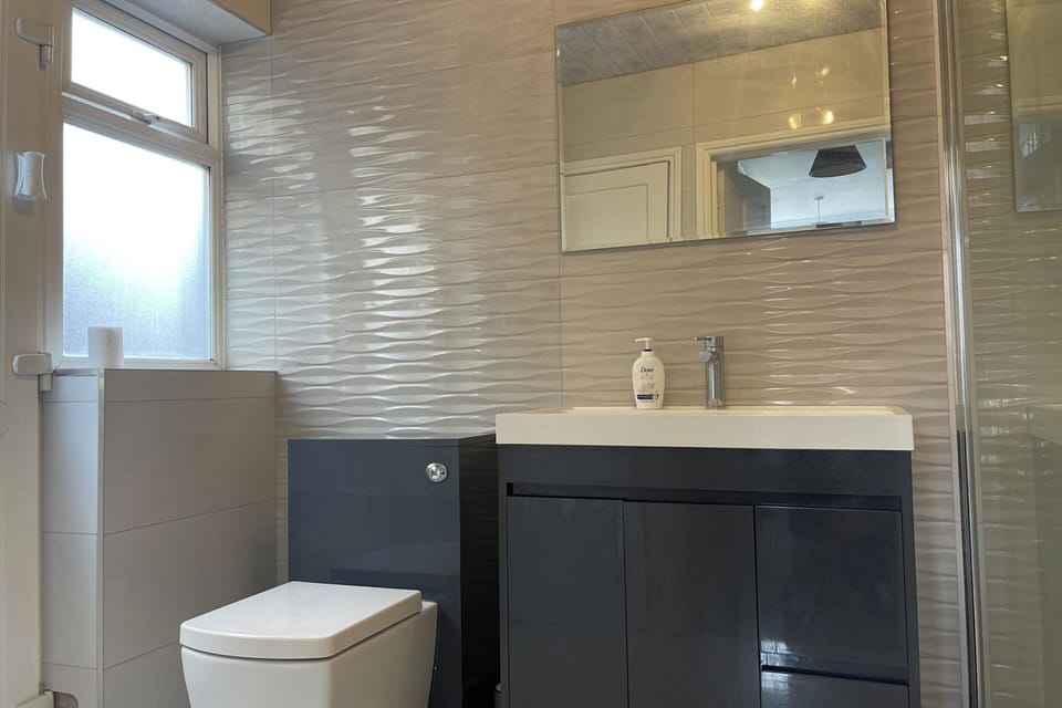 4 Bed House Sleeps 8 - Enclosed Garden - Parking House in Luton