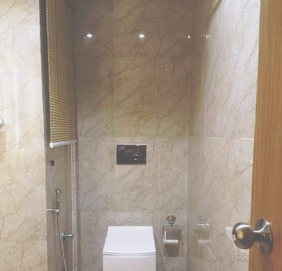 Executive Room | Bathroom | Shower, rainfall showerhead, towels