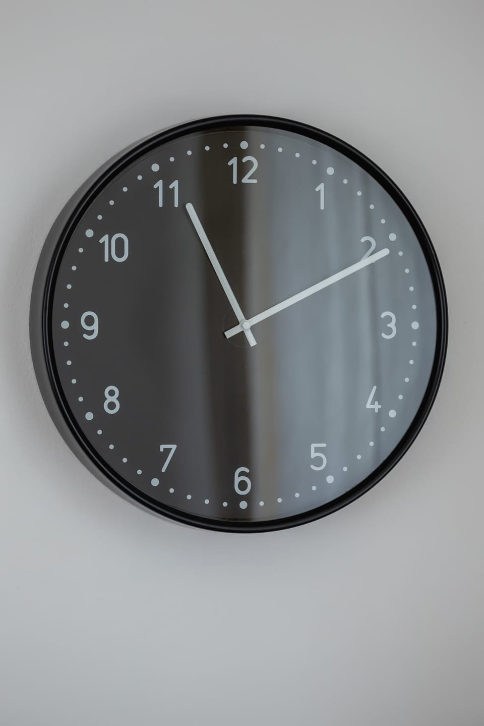Wall clock in a minimalistic design, adding functionality and a stylish accent to the space.







